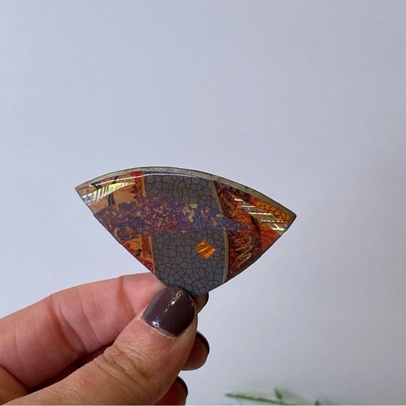 Retro Artist Signed Mixed Pattern Mixed Medium Triangle Brooch Gold Red Green - Picture 2 of 6